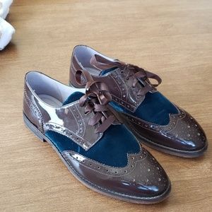 Womes wingtip shoes